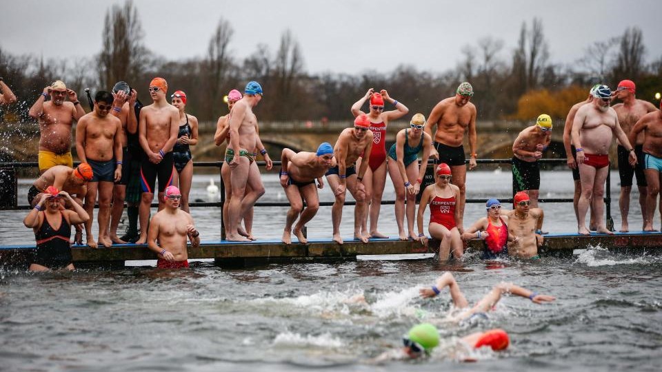 Αψήφησαν το κρύο και βούτηξαν στα παγωμένα νερά – ΒΙΝΤΕΟ