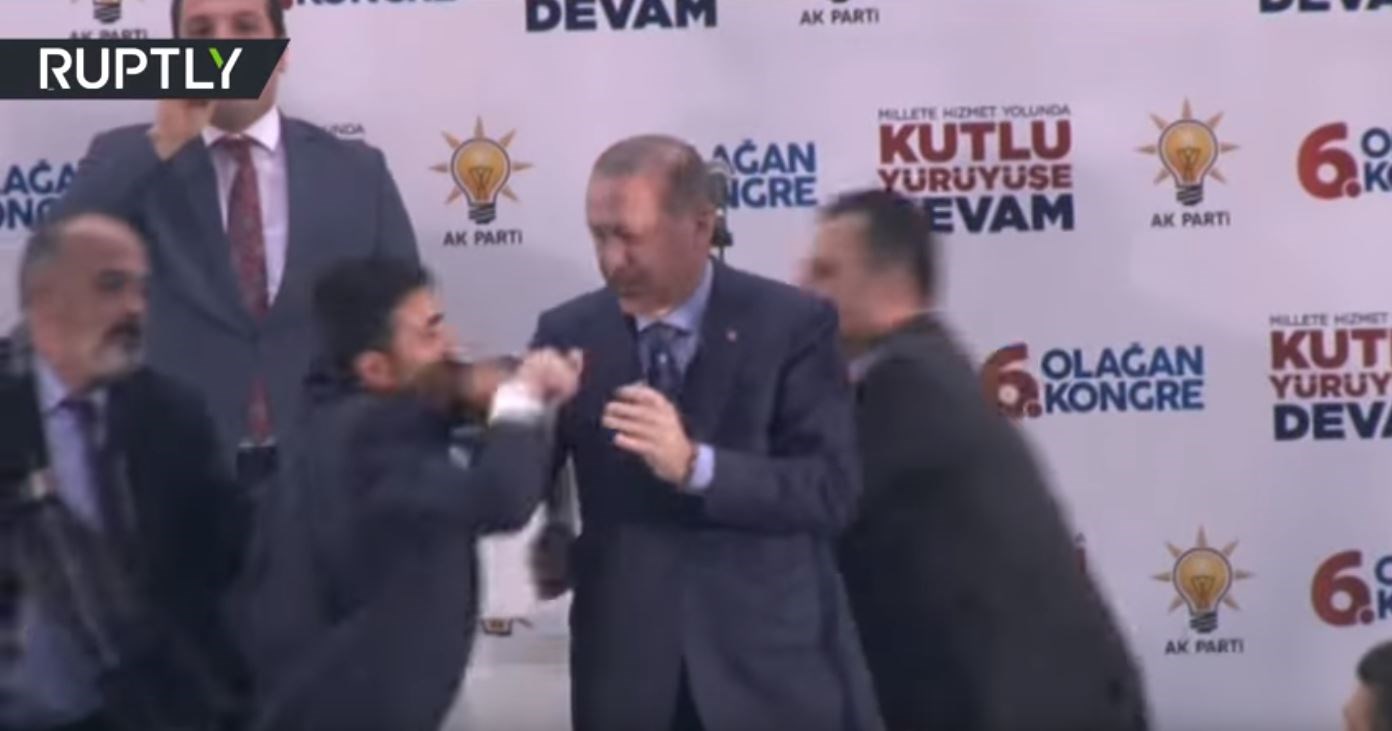 Θαυμαστής πήγε να … «πνίξει» τον Ερντογάν με την αγάπη του – ΒΙΝΤΕΟ