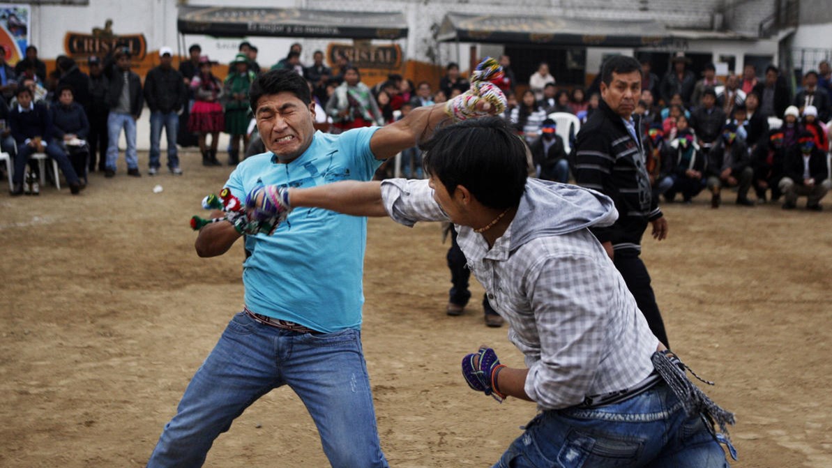 Το Χριστουγεννιάτικο έθιμο που “πονάει” – Αντί να μοιράζουν αγκαλιές, παίζουν… μπουνιές – ΒΙΝΤΕΟ