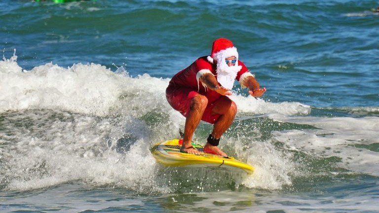 Εκατοντάδες σέρφερ ντυμένοι  Άγιοι Βασίληδες “δάμασαν” τα κύματα – ΒΙΝΤΕΟ