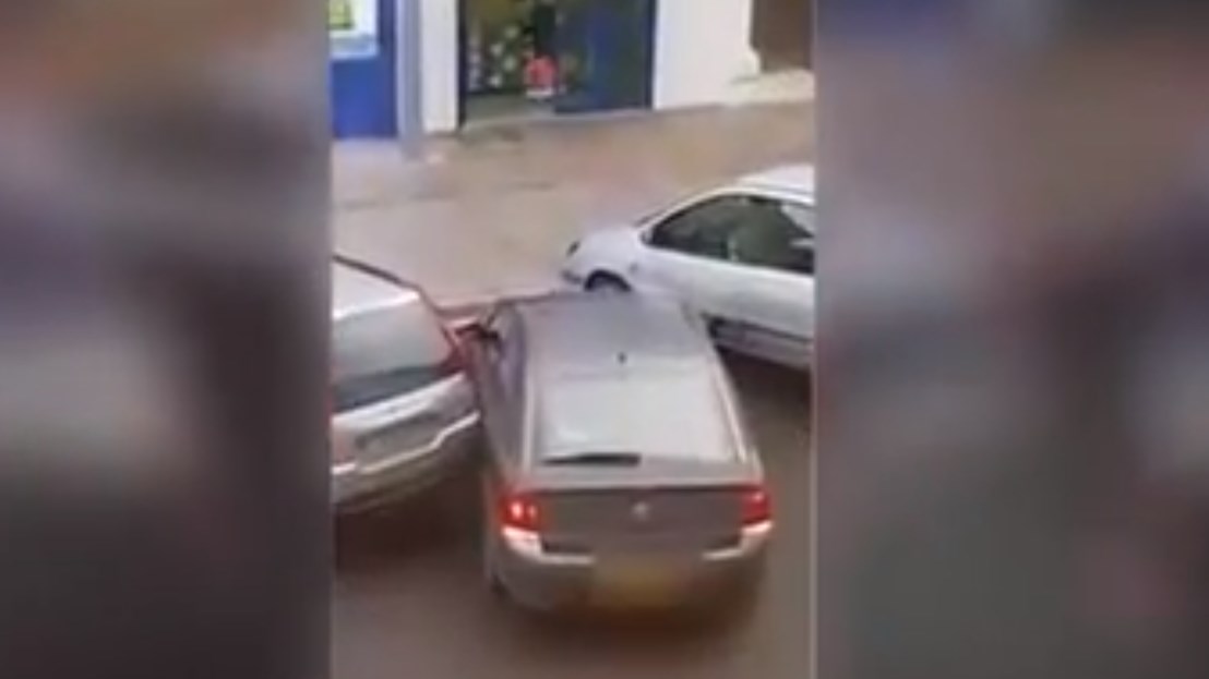 Όταν το παρκάρισμα μετατρέπεται σε… εφιάλτη – ΒΙΝΤΕΟ