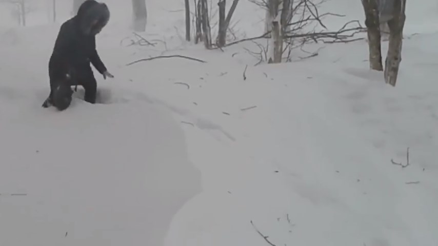 Ατρόμητη Ρωσίδα… παλεύει με χιονοθύελλα – ΒΙΝΤΕΟ