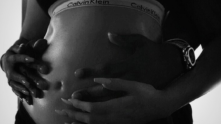 Πόσων μηνών έγκυος είναι η Κλόε Καρντάσιαν;