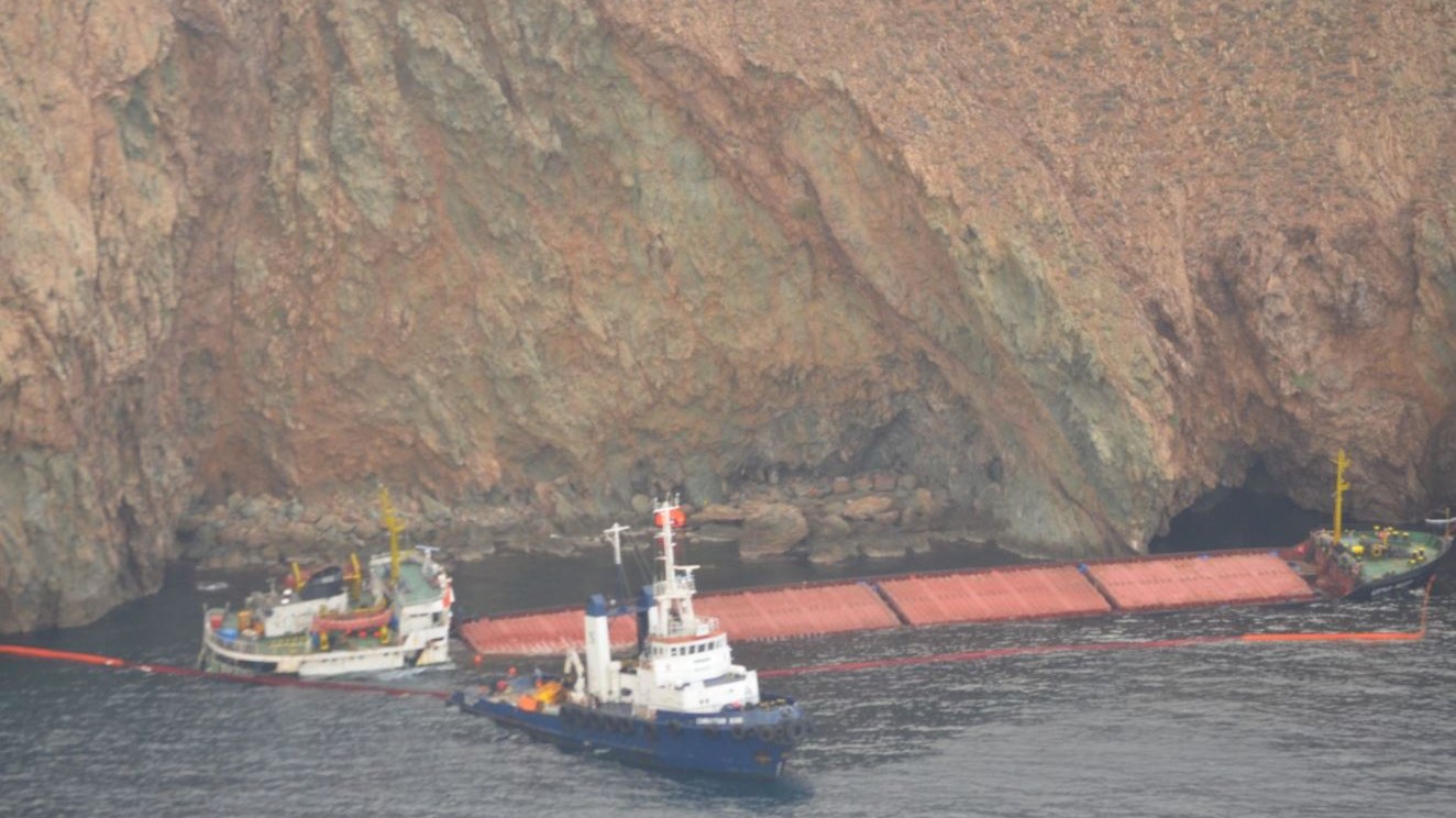 Εντοπίστηκε ρύπανση από το ναυάγιο κοντά στη Μύκονο – Άπλωσαν πλωτά φράγματα για να την περιορίσουν