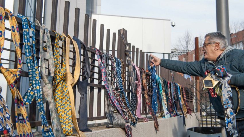 Διαμαρτυρία με γραβάτες για τον πρωθυπουργικό μισθό – ΦΩΤΟ