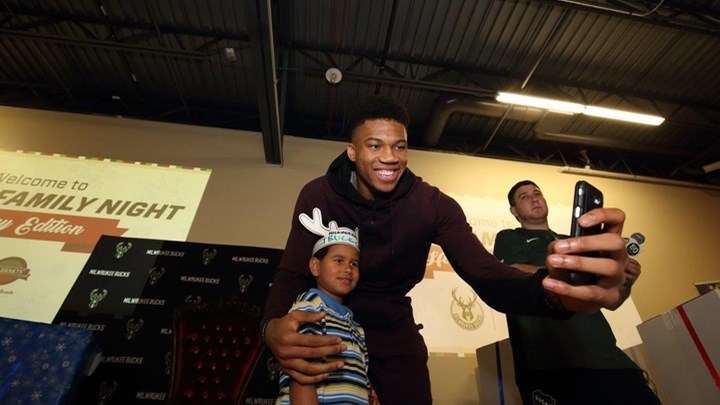 Δείπνο αγάπης και δώρα σε 26 άπορες οικογένειες από την οικογένεια Αντετοκούνμπο – ΦΩΤΟ