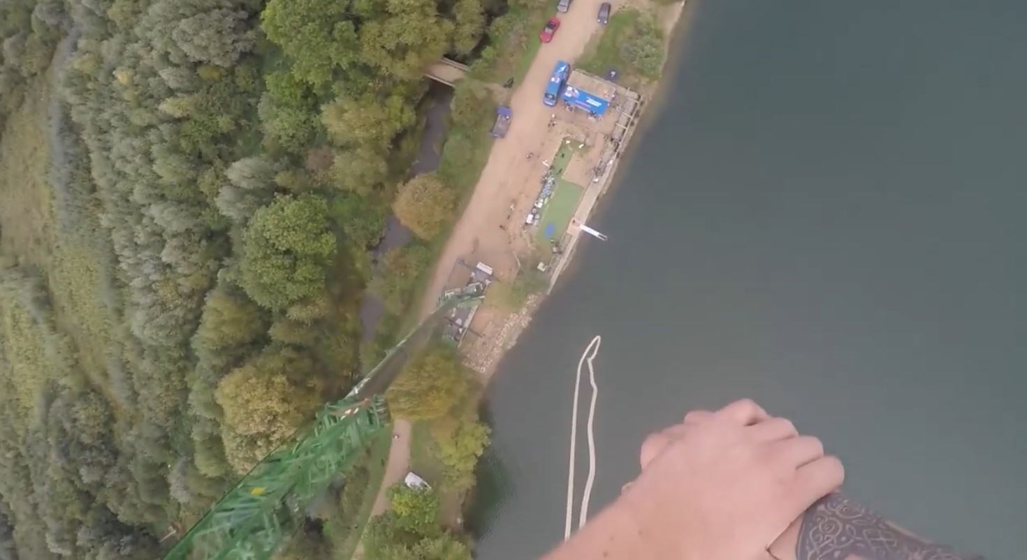 Έκανε μπάτζι τζάμπινγκ για να …βουτήξει ένα μπισκότο στο τσάι – ΒΙΝΤΕΟ