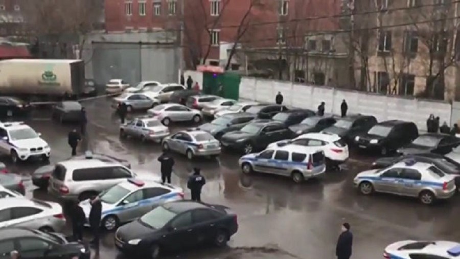 Μόσχα: Ο δράστης κρύβεται στο εργοστάσιο – ΤΩΡΑ