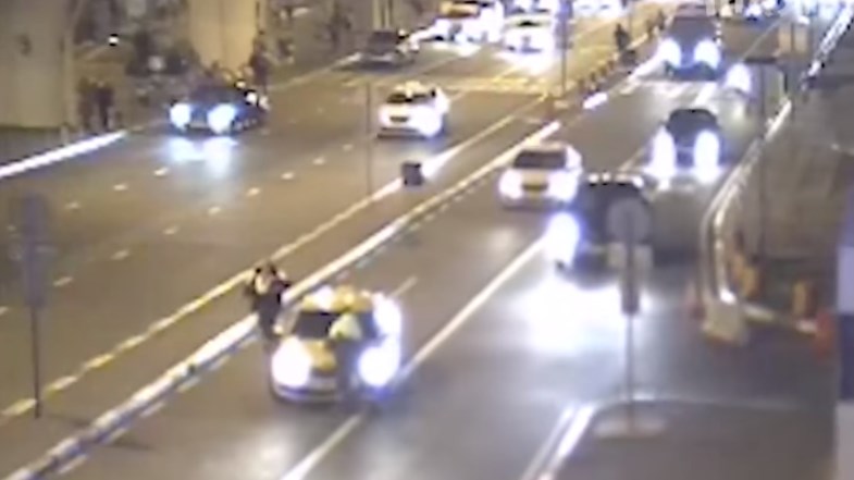 Κάμερες κατέγραψαν μεθυσμένο ταξιτζή να παρασύρει παρκαδόρο – ΒΙΝΤΕΟ