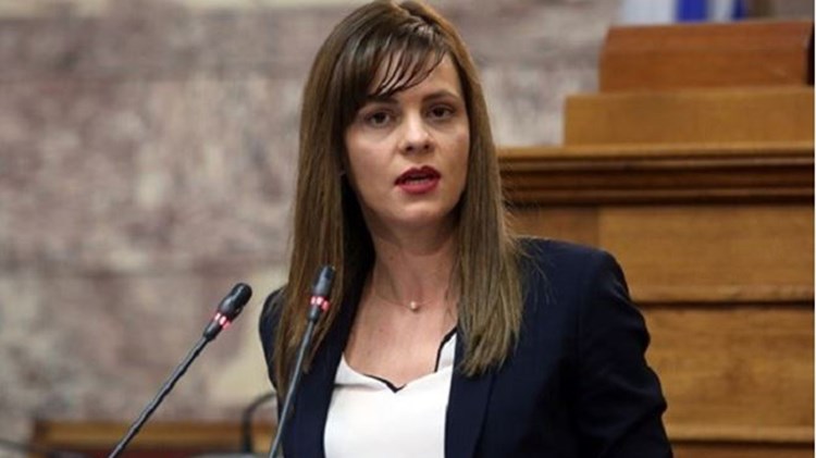 Αύξηση του κατώτατου μισθού το 2018 προαναγγέλλει η Αχτσιόγλου