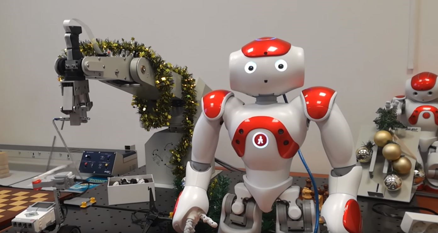 Όταν τα ελληνικά μυαλά μεγαλουργούν – Δείτε το ρομπότ που στολίζει χριστουγεννιάτικο δέντρο – ΦΩΤΟ – ΒΙΝΤΕΟ