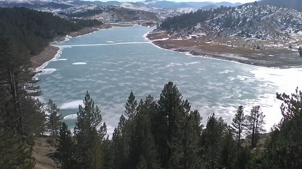 Πάγωσε τμήμα της τεχνητής λίμνης του Αώου στο Μέτσοβο – Μαγευτικές εικόνες