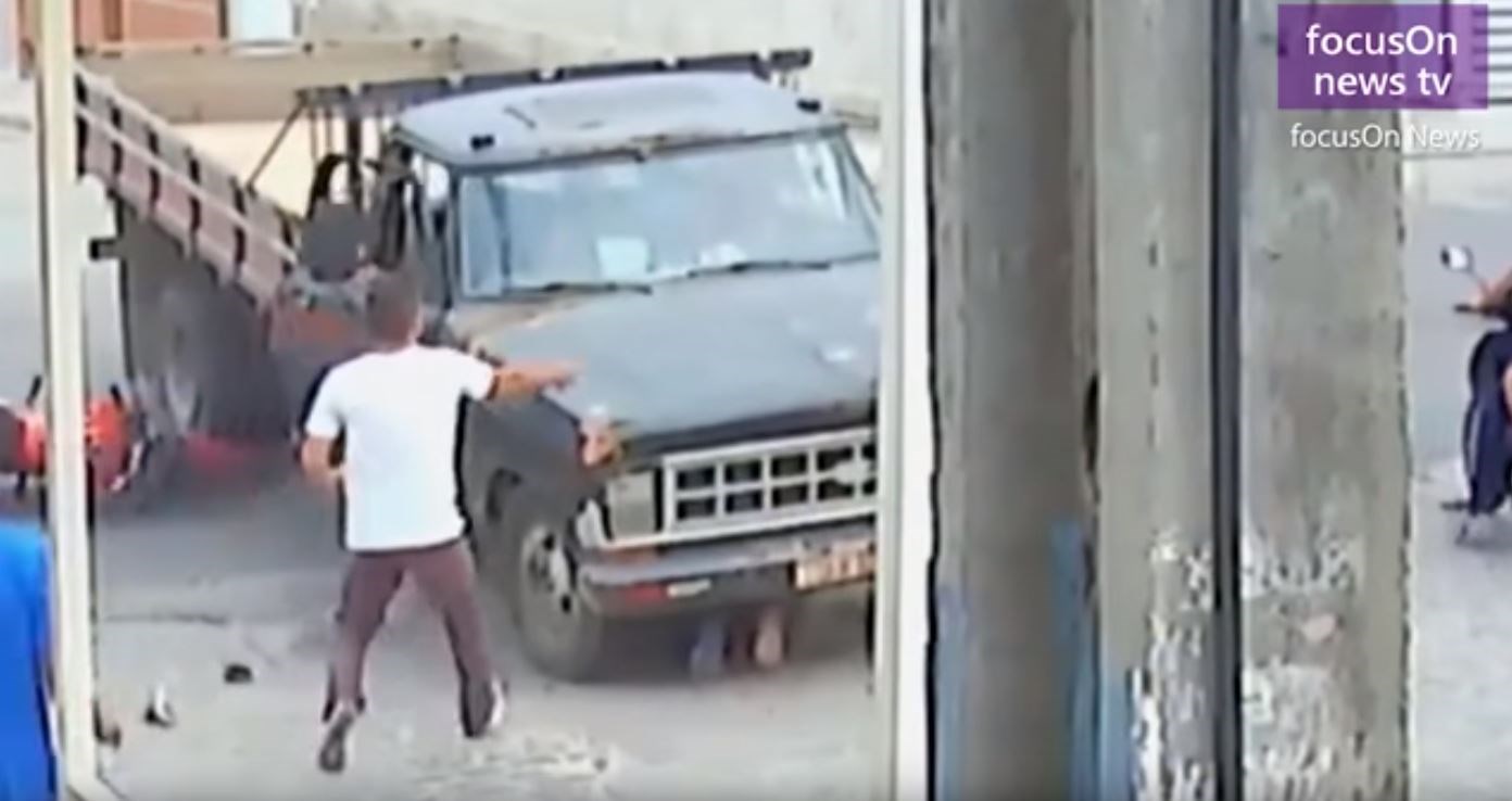 Προσοχή- σκληρές εικόνες: Δείτε πώς γλίτωσε μοτοσυκλετιστής που τον πάτησε φορτηγάκι– ΒΙΝΤΕΟ