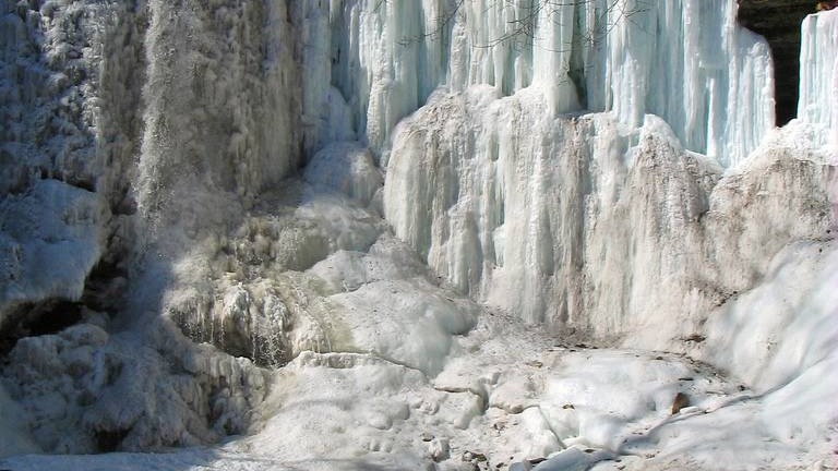ΗΠΑ: Εντυπωσιακές εικόνες από παγωμένο καταρράκτη- ΒΙΝΤΕΟ