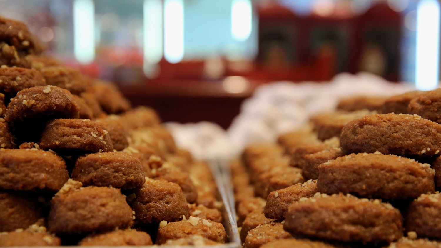 Κουραμπιές και μελομακάρονο: Από πού βγαίνουν τα ονόματα των γλυκών των Χριστουγέννων;