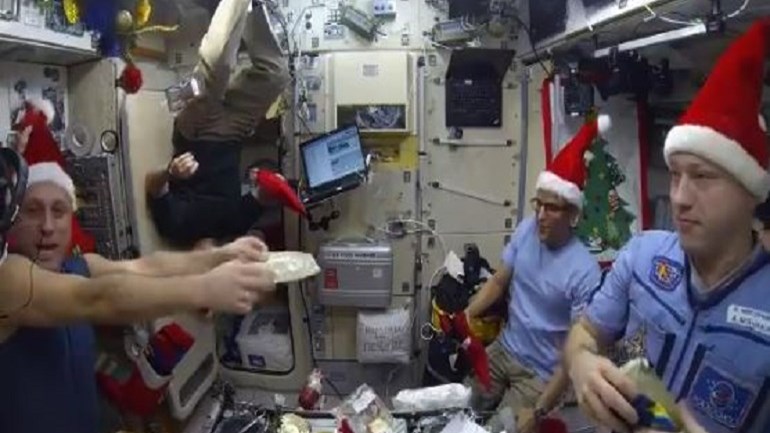 Ο Άγιος Βασίλης πήγε στο… Διάστημα – Τα δώρα που μοίρασε στους αστροναύτες – ΒΙΝΤΕΟ