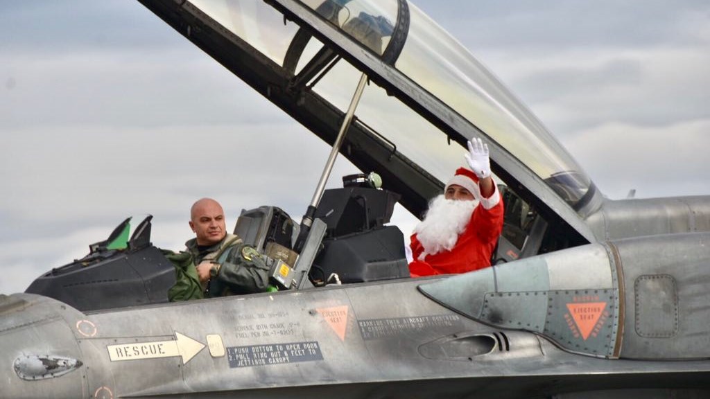 Ο Άγιος Βασίλης άφησε το έλκυθρο… για το F-16 – ΦΩΤΟ