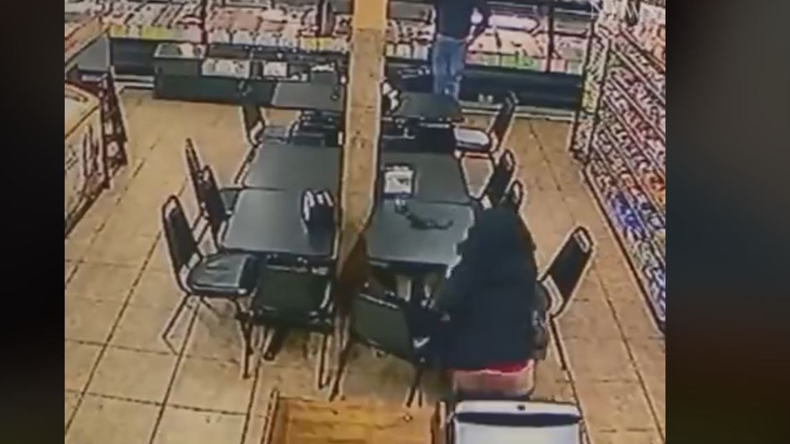 Γέννησε το μωρό της μέσα σε ένα μίνι μάρκετ- ΒΙΝΤΕΟ