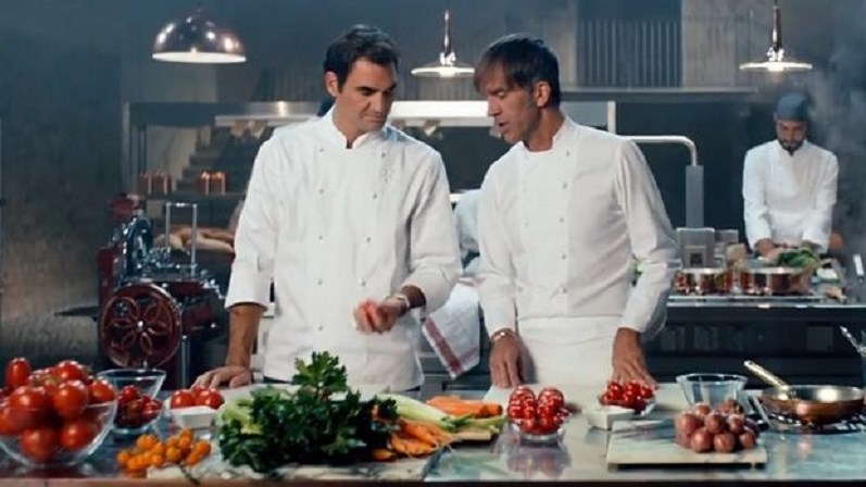 Δείτε τον Φέντερερ να μαγειρεύει ζυμαρικά παρέα με… συρτάκι –  ΒΙΝΤΕΟ