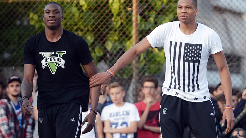 Στο πλευρό του Γιάννη Αντετοκούνμπο ο αδελφός του Θανάσης – Τι ζητάει μέσω των social media