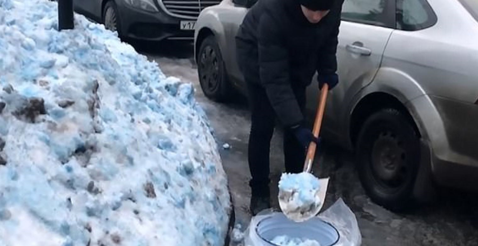 Μυστήριο με το μπλε χιόνι στην Αγία Πετρούπολη – Σε πανικό οι κάτοικοι – ΒΙΝΤΕΟ