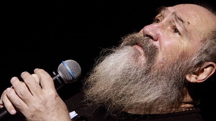 Ο Τζίμης Πανούσης επιστρέφει στη σκηνή λόγω…”αιφνιδίου θανάτου που αναβλήθηκε”