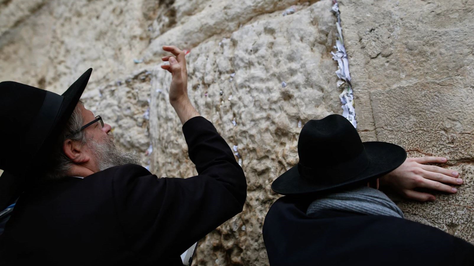 Εκατοντάδες πιστοί προσευχήθηκαν στο «Τείχος των Δακρύων» για να βρέξει – ΦΩΤΟ – ΒΙΝΤΕΟ