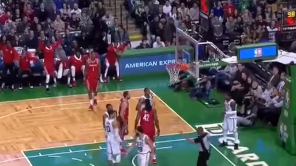 Δείτε ένα από τα πιο περίεργα καλάθια που έχουν σημειωθεί ποτέ στο ΝΒΑ – ΒΙΝΤΕΟ