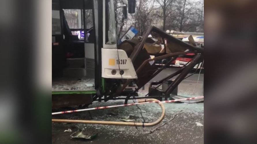 Λεωφορείο έπεσε σε στάση στη Μόσχα- Τρεις τραυματίες – ΦΩΤΟ – ΒΙΝΤΕΟ
