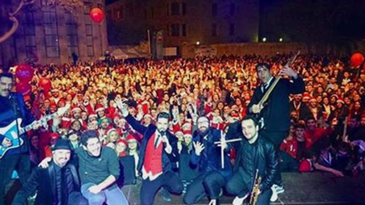 Έκανε πρόταση γάμου στην αγαπημένη του σε συναυλία των Onirama – ΒΙΝΤΕΟ