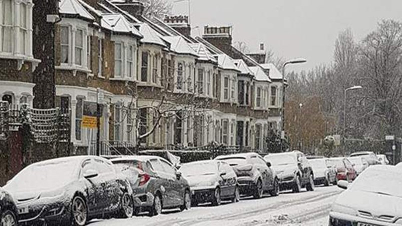 Νέα επίθεση του χιονιά στη Βρετανία – Χάος στα αεροδρόμια και τους δρόμους