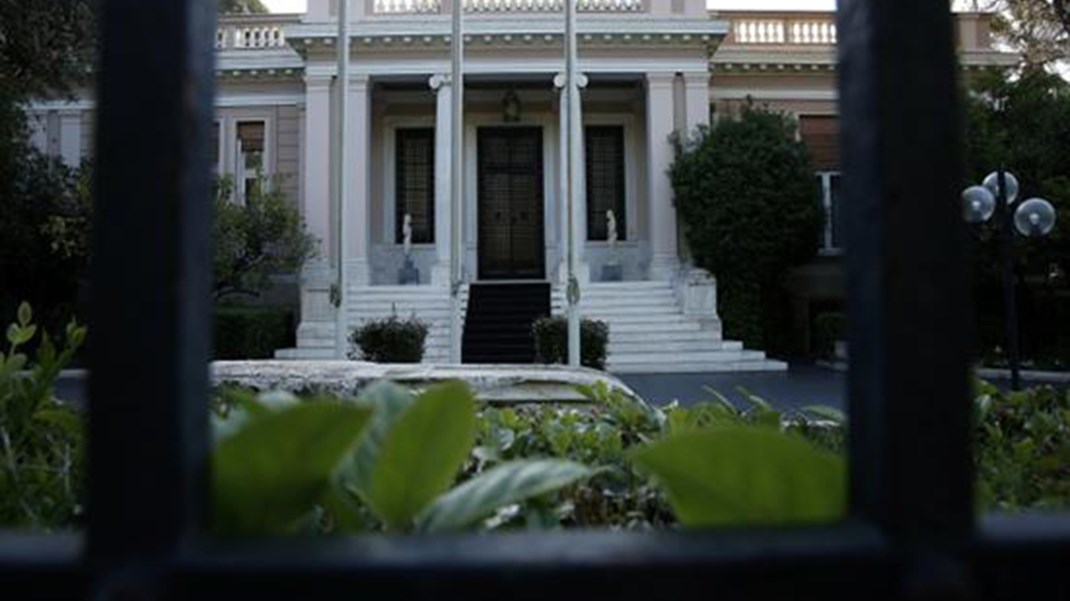 To μπαράζ μερισμάτων και τα σενάρια για κάλπες: Ο καπνός, η φωτιά και το παρασκήνιο