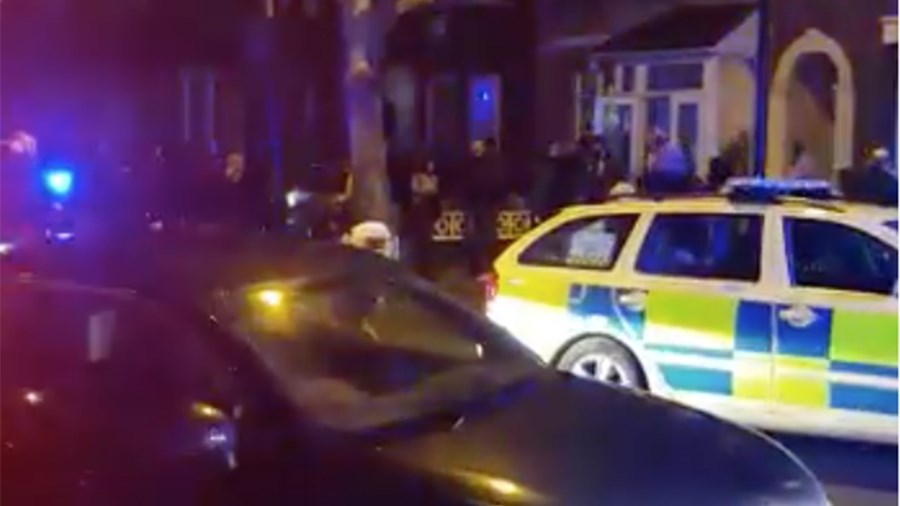 Ένοπλος πυροβόλησε δύο 16χρονους σε κατάστημα fast food στο Λονδίνο – ΒΙΝΤΕΟ