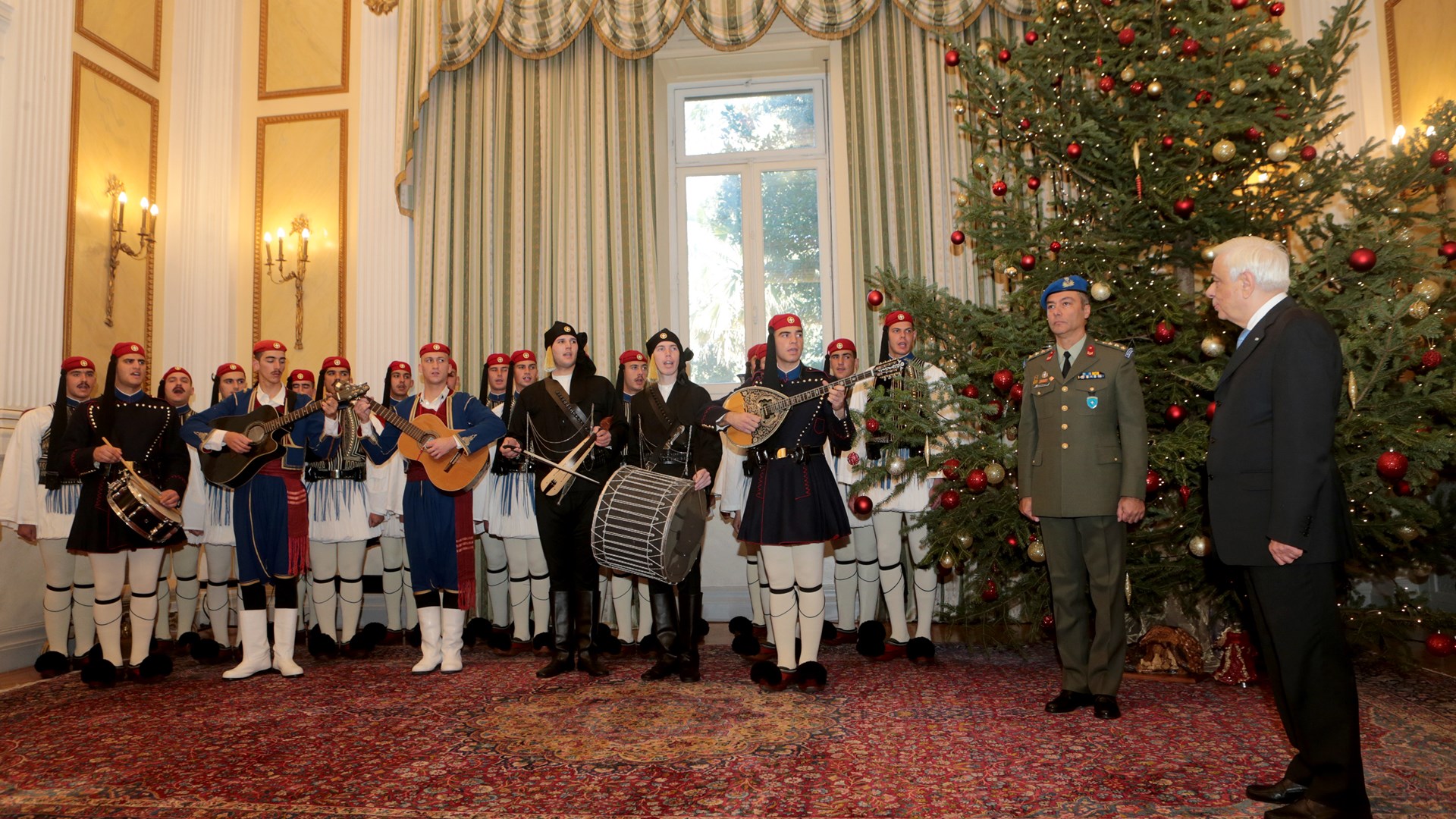 Τα Πρωτοχρονιάτικα κάλαντα έψαλλαν στον Παυλόπουλο – ΒΙΝΤΕΟ
