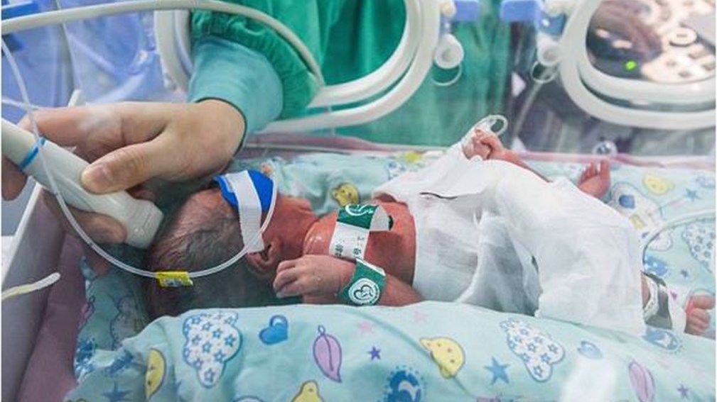 Γέννησε τρίδυμα με διαφορά δύο ημερών