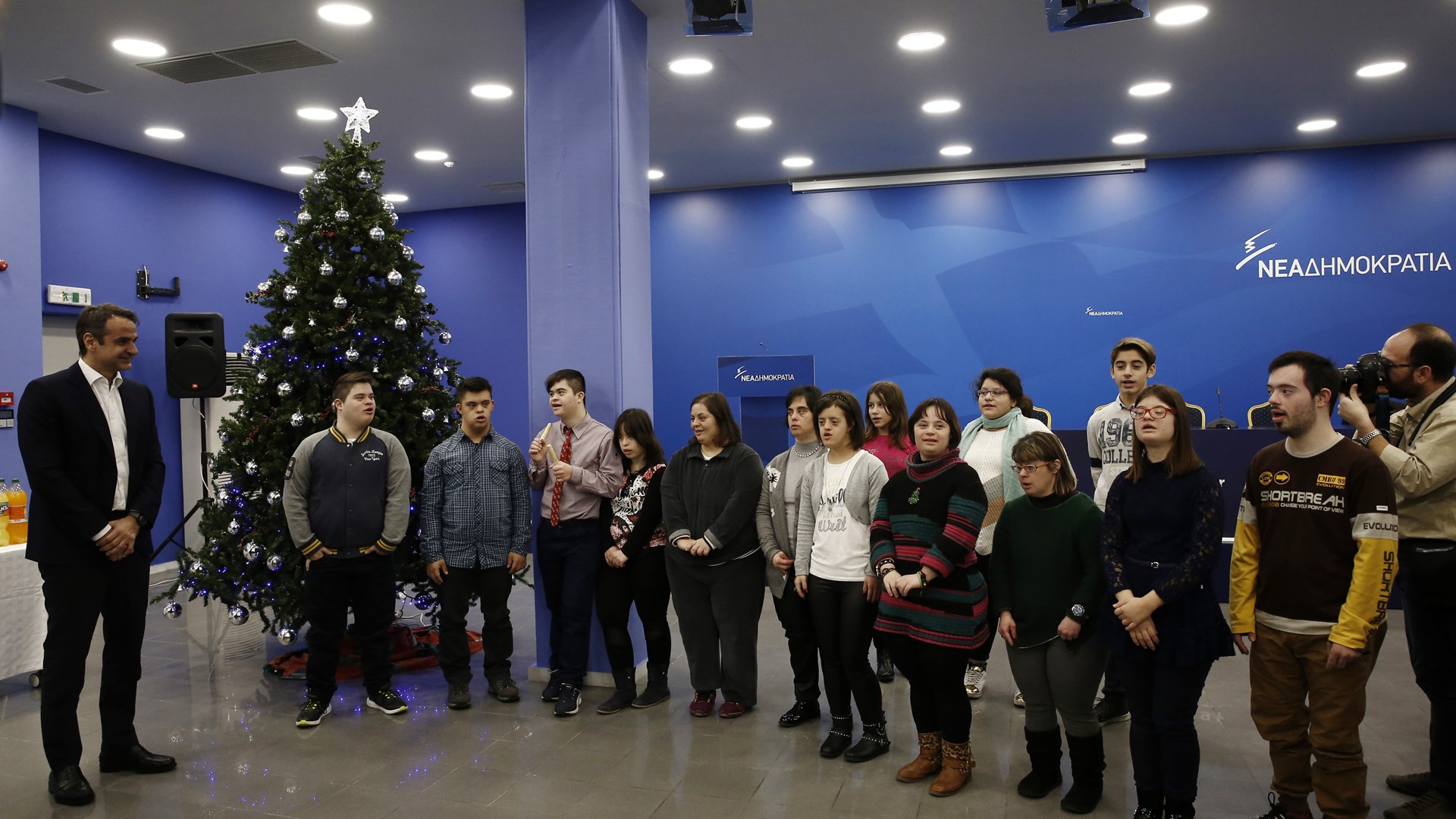Ο Κυριάκος Μητσοτάκης άκουσε τα Πρωτοχρονιάτικα κάλαντα στα γραφεία της ΝΔ
