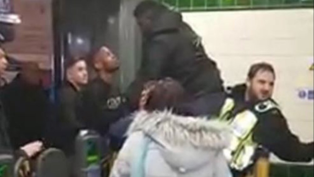 Μαγκώθηκε το…μόριο του στις μπάρες του μετρό – Επικό ΒΙΝΤΕΟ