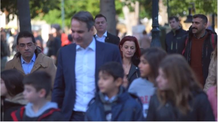 Η βόλτα του Μητσοτάκη στο Σύνταγμα με παιδιά από τα χωριά SOS και οι αναμνήσεις από τον πατέρα του