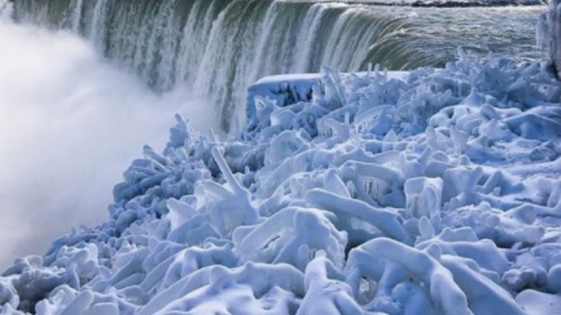 Απόκοσμο θέαμα που “κόβει” την ανάσα – Πάγωσαν οι καταρράκτες του Νιαγάρα – ΦΩΤΟ