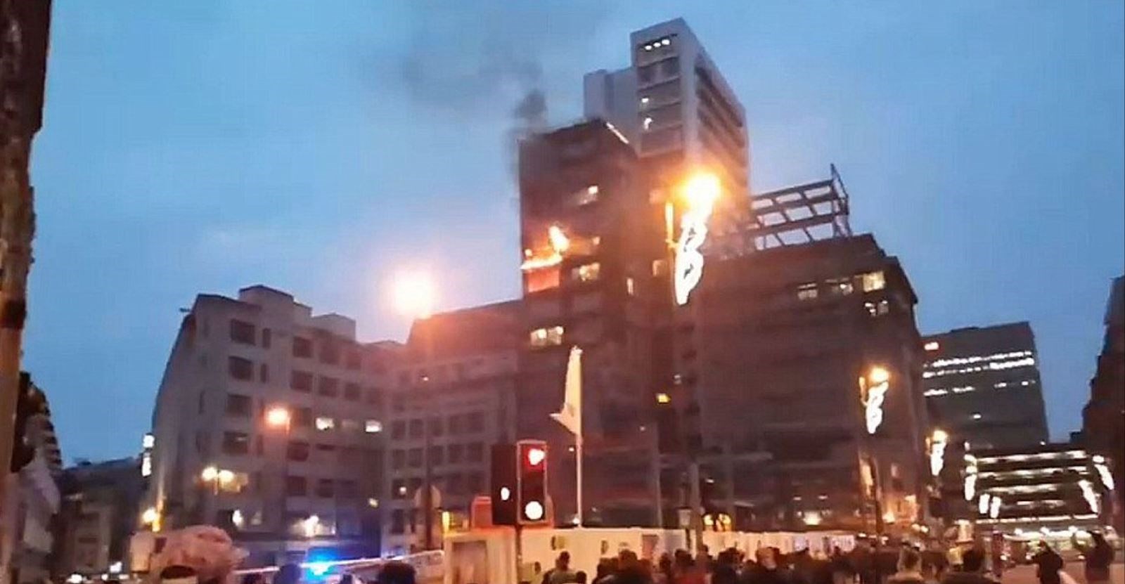 Πανικός στο Μάντσεστερ – Πύρινη κόλαση σε 12ώροφη πολυκατοικία – ΦΩΤΟ – ΒΙΝΤΕΟ