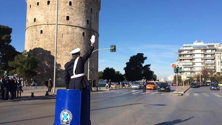 Επιστροφή στο παρελθόν – Τροχονόμος σε βάθρο ρυθμίζει την κυκλοφορία – ΒΙΝΤΕΟ