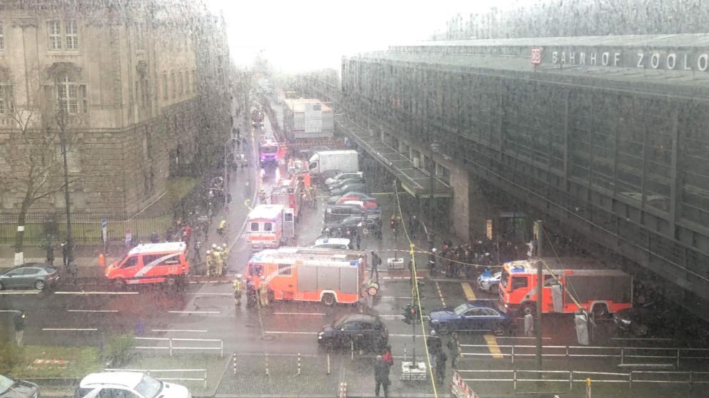 Οι πρώτες ΦΩΤΟ από τον πανικό στο Βερολίνο – Διακόπηκε η κυκλοφορία συρμών σε σταθμό λόγω καπνού – ΤΩΡΑ