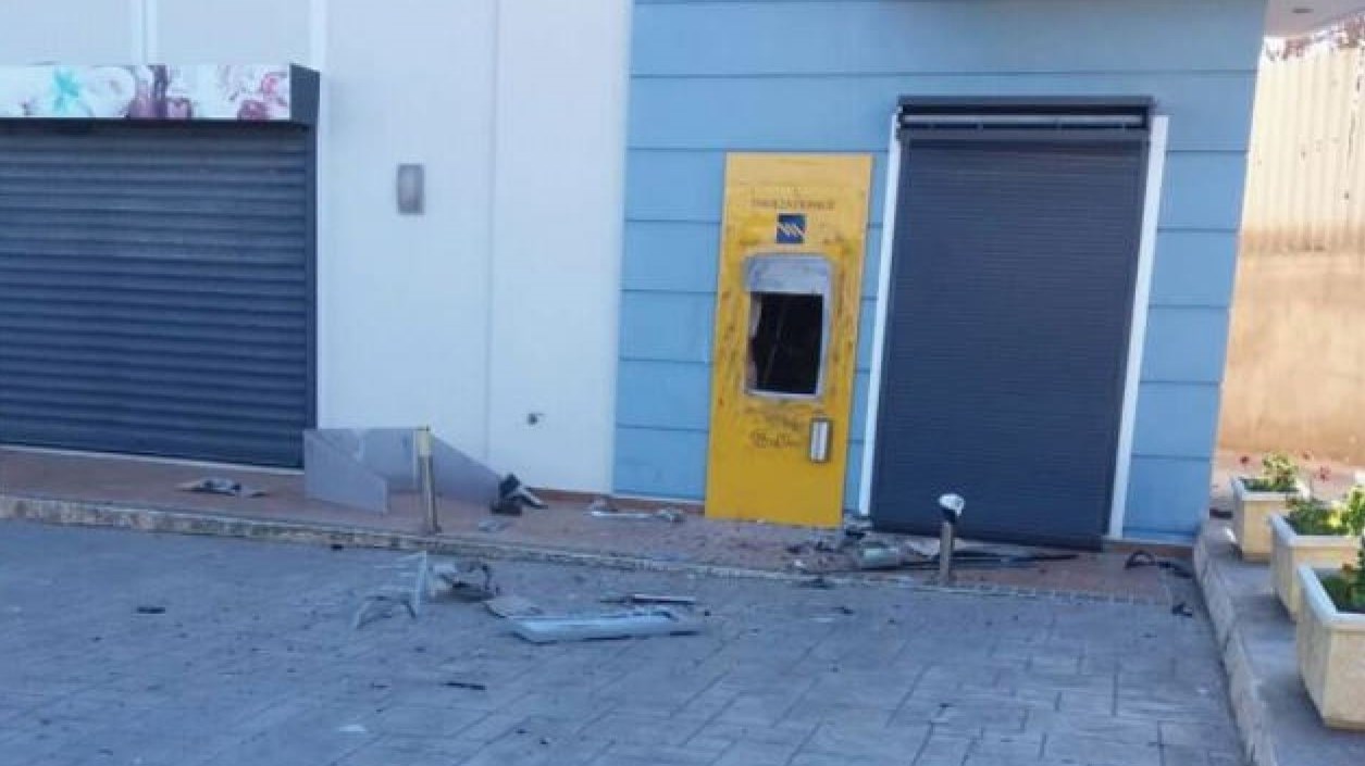 Τα “τσέπωσε” για τα καλά η συμμορία που ανατινάζει ΑΤΜ – “Χτύπησαν” στη Σαλαμίνα