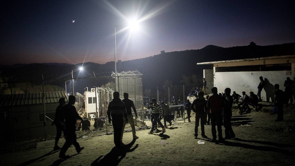 Συλλήψεις στα κέντρα υποδοχής στη Λέσβο και στη Σάμο