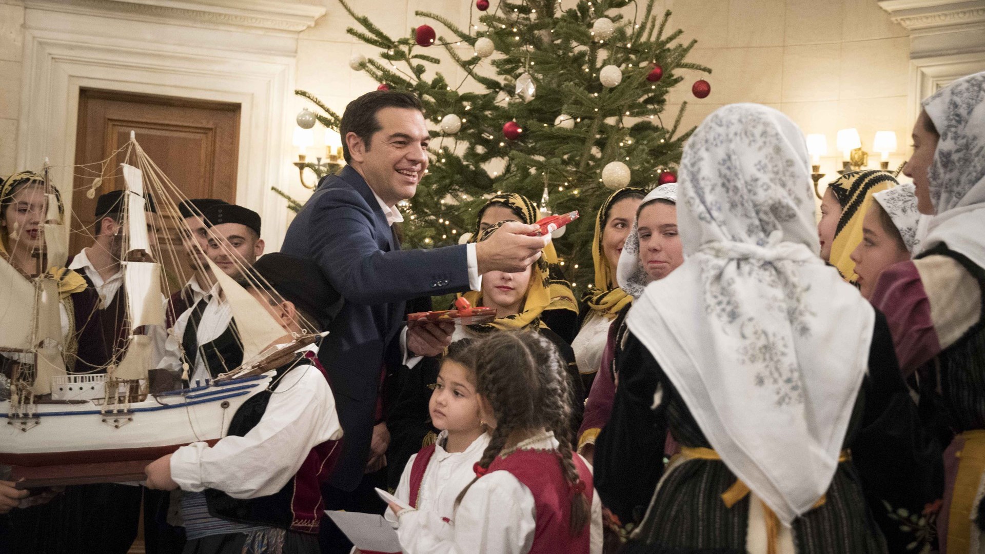 Το πρωτοχρονιάτικο μήνυμα του πρωθυπουργού: Το σκοτάδι το αφήσαμε πίσω, χρονιά – ορόσημο το 2018