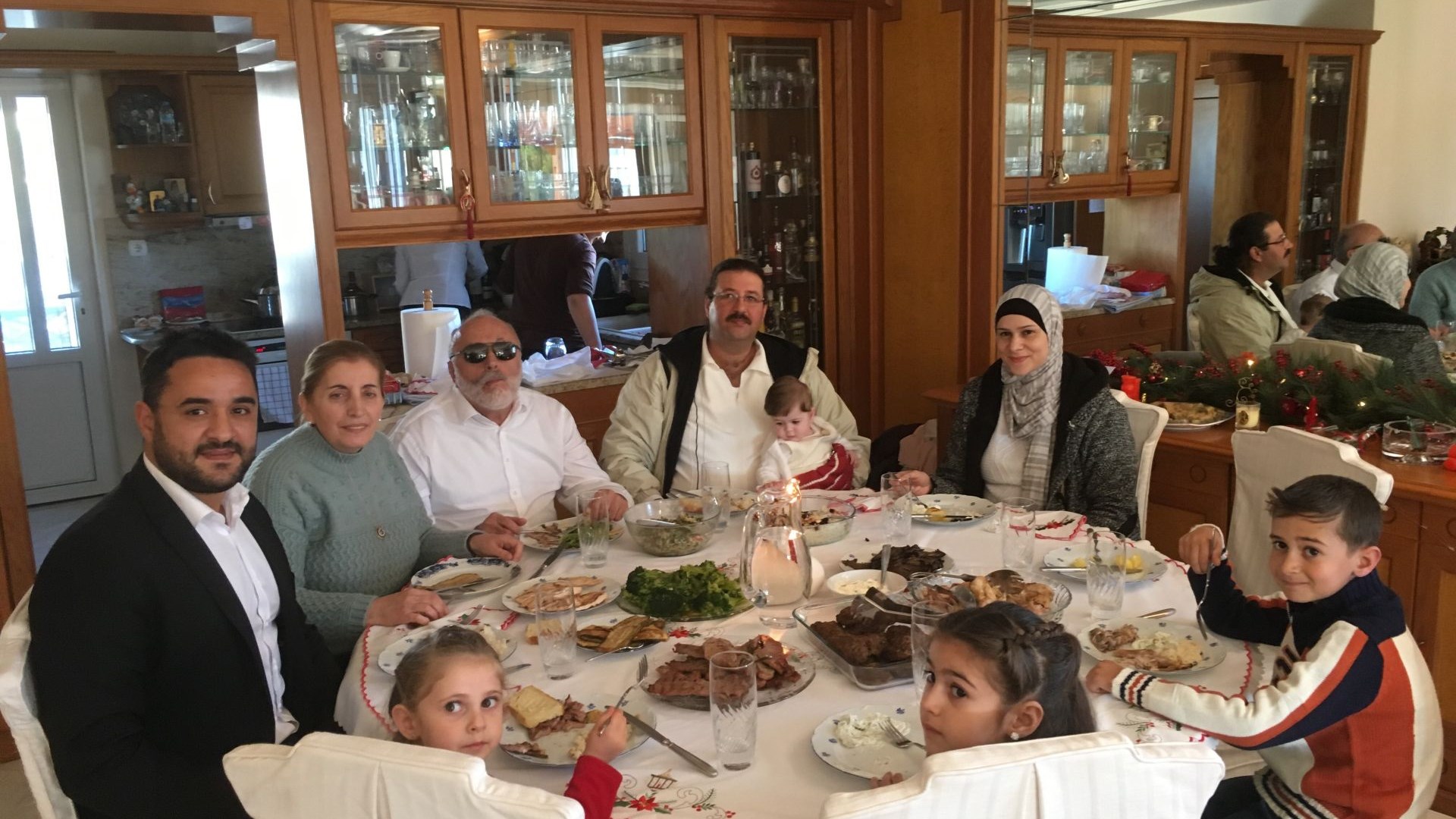 Σύρους πρόσφυγες φιλοξένησε στο σπίτι του ο Παναγιώτης Κουρουμπλής λίγο πριν την έλευση του 2018 – ΦΩΤΟ