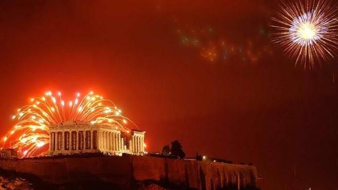 Με την Ακρόπολη λουσμένη στο φως υποδέχθηκε το 2018 η Αθήνα – ΕΝΤΥΠΩΣΙΑΚΕΣ ΕΙΚΟΝΕΣ