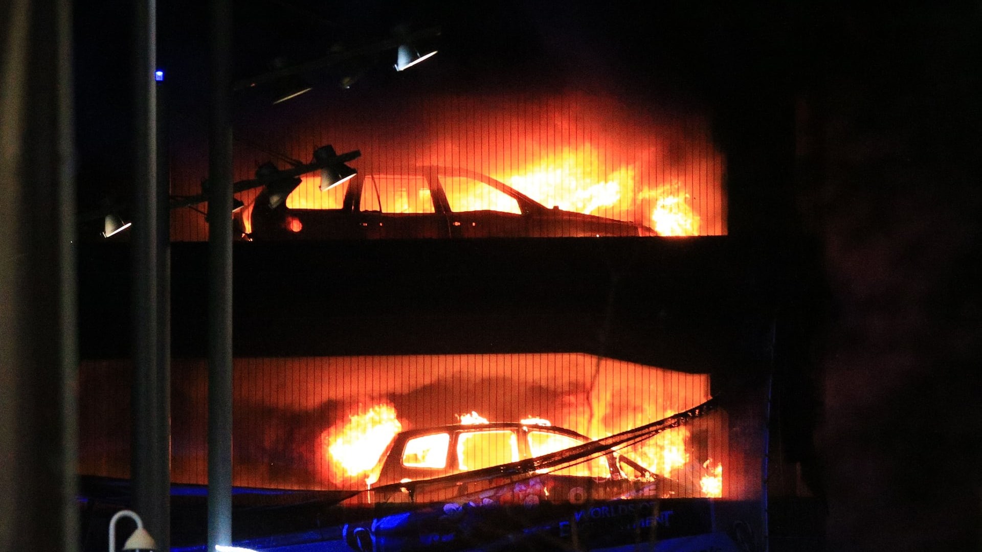 Λίβερπουλ: Τεράστια πυρκαγιά σε πολυώροφο πάρκινγκ την παραμονή της Πρωτοχρονιάς – ΦΩΤΟ ΚΑΙ ΒΙΝΤΕΟ