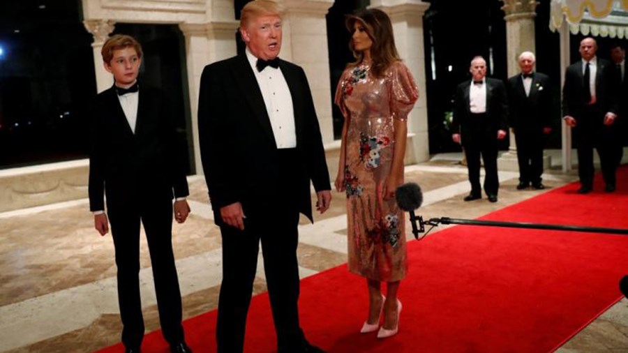 Χαμός για το χλιδάτο ρεβεγιόν του Τραμπ – Το γκλιτεράτο φόρεμα της Μελάνια και το “σκίσιμο” της Ιβάνκα – ΦΩΤΟ – ΒΙΝΤΕΟ