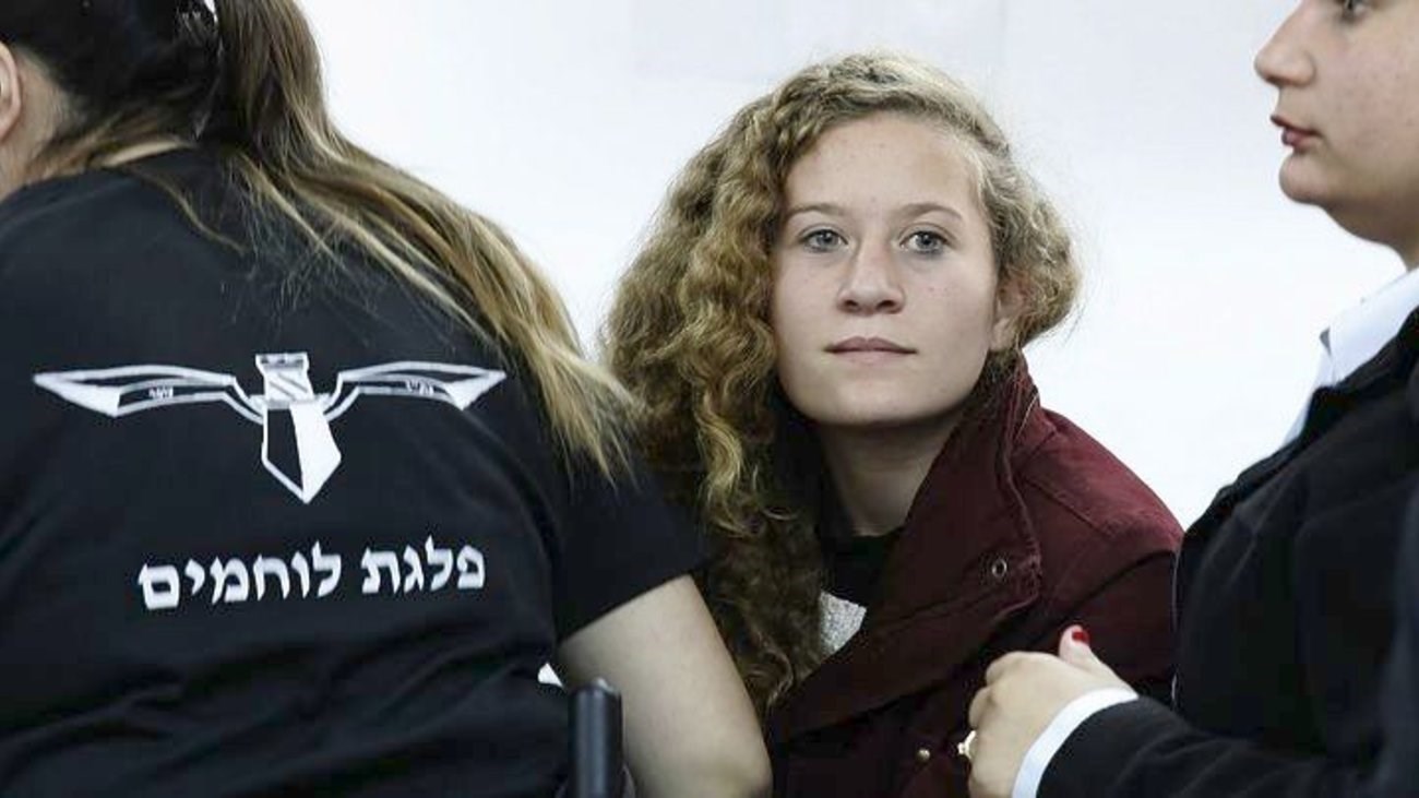 Το 16χρονο κορίτσι-σύμβολο για τους Παλαιστινίους που έγινε viral, αντιμετωπίζει 12 κατηγορίες από το ισραηλινό στρατοδικείο